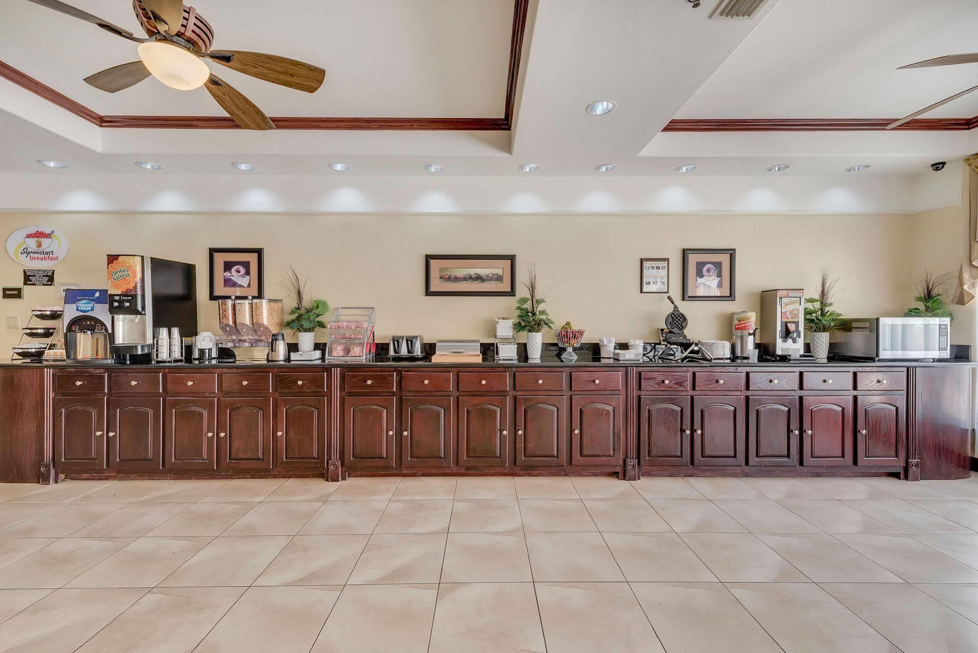 Super 8 by Wyndham Hidalgo at La Plaza Mall&Mcallen Airport Exterior foto